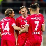 les joueurs valaisans felicitent le defenseur valaisan Reto Ziegler apres avoir marque le premier but lors de la rencontre de football de Challenge League entre FC Sion et FC Baden le vendredi 9 fevrier 2024 au stade de Tourbillon a Sion. (KEYSTONE/Jean-Christophe Bott)